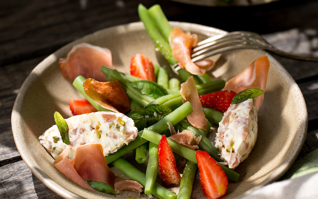 Nougat de chèvre au Jambon Consorcio Serrano et salade de haricots verts aux fraises et basilic-menthe