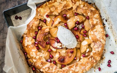 Tarte rustique aux Pink Lady®, grenade et crème chantilly à la rose