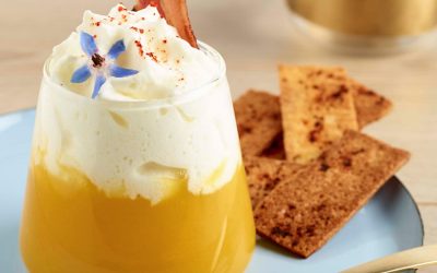 Potage en verrine, crème de Chaource, chips de lard et crouton mouillette