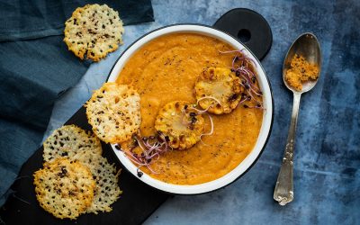 Velouté de carottes et de maïs, chips de Parmesan aux graines de pavot