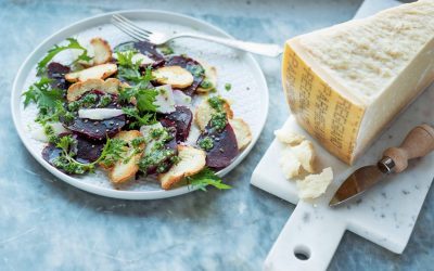 Salade de betterave rouge, parmesan et sauce aux herbes