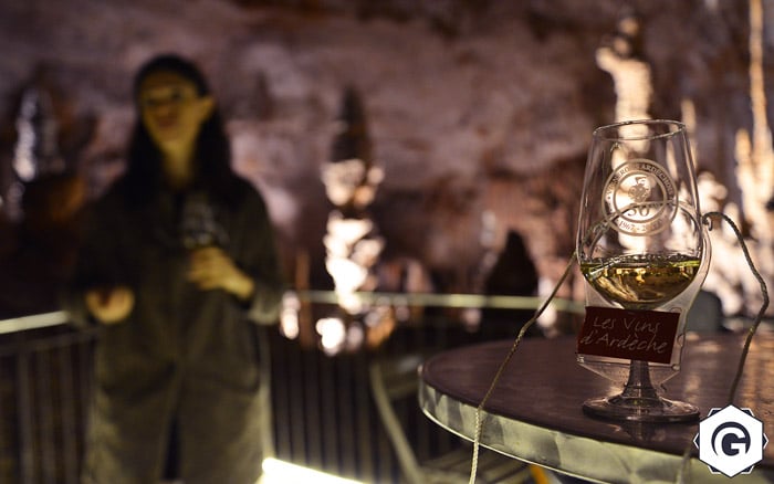 Dégustation de vin à l'Aven d'Orgnac