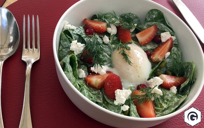 oeuf parfait, pousses d'épinard, fruits frais et ricotta