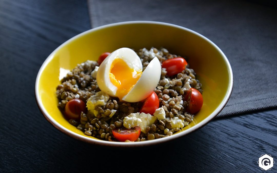 Salade de lentilles vertes, Feta et œuf mollet - Recettes Gastronomico