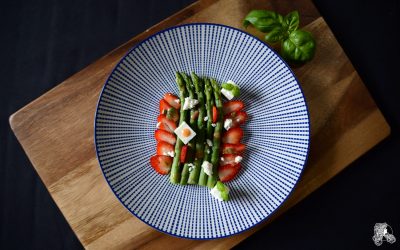 Salade d’asperges vertes aux fraises et feta