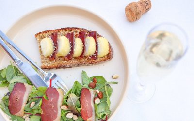 Bruschetta au Chavignol, magret fumé et miel