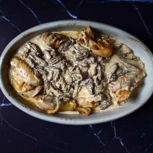 Poulet au vin jaune et aux morilles