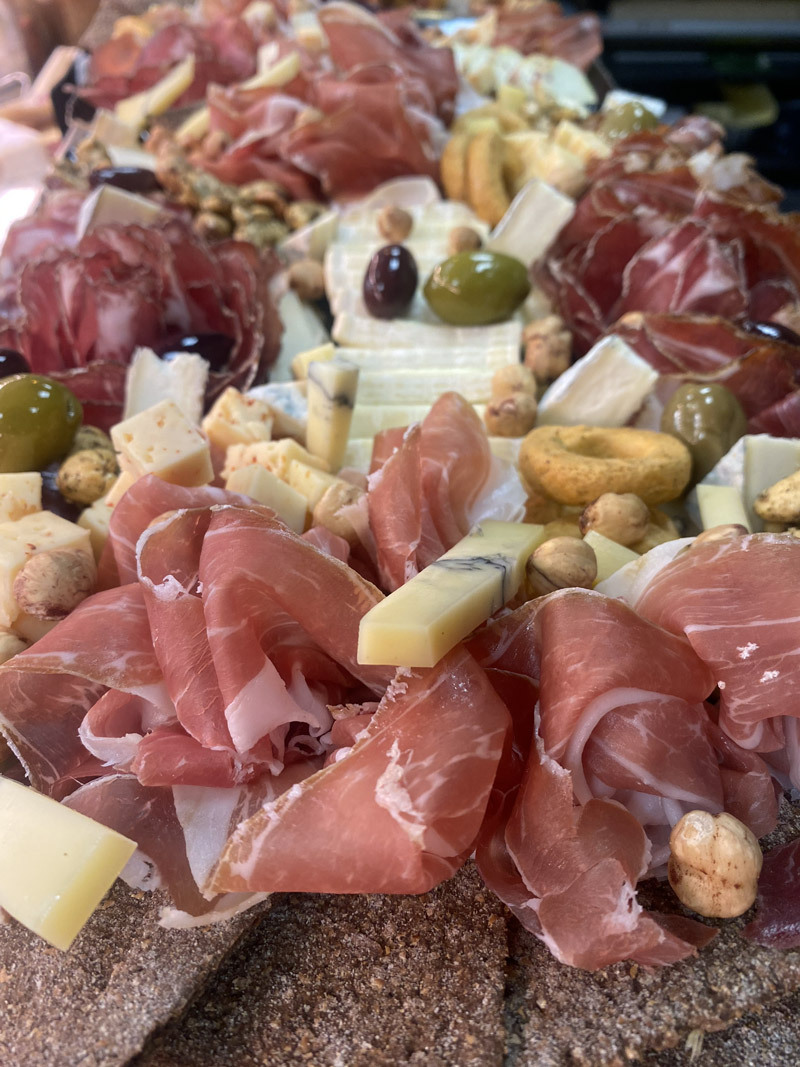 Plateau apéritif charcuterie et fromage chez La Valsoise à Vals-les-Bains en Ardèche